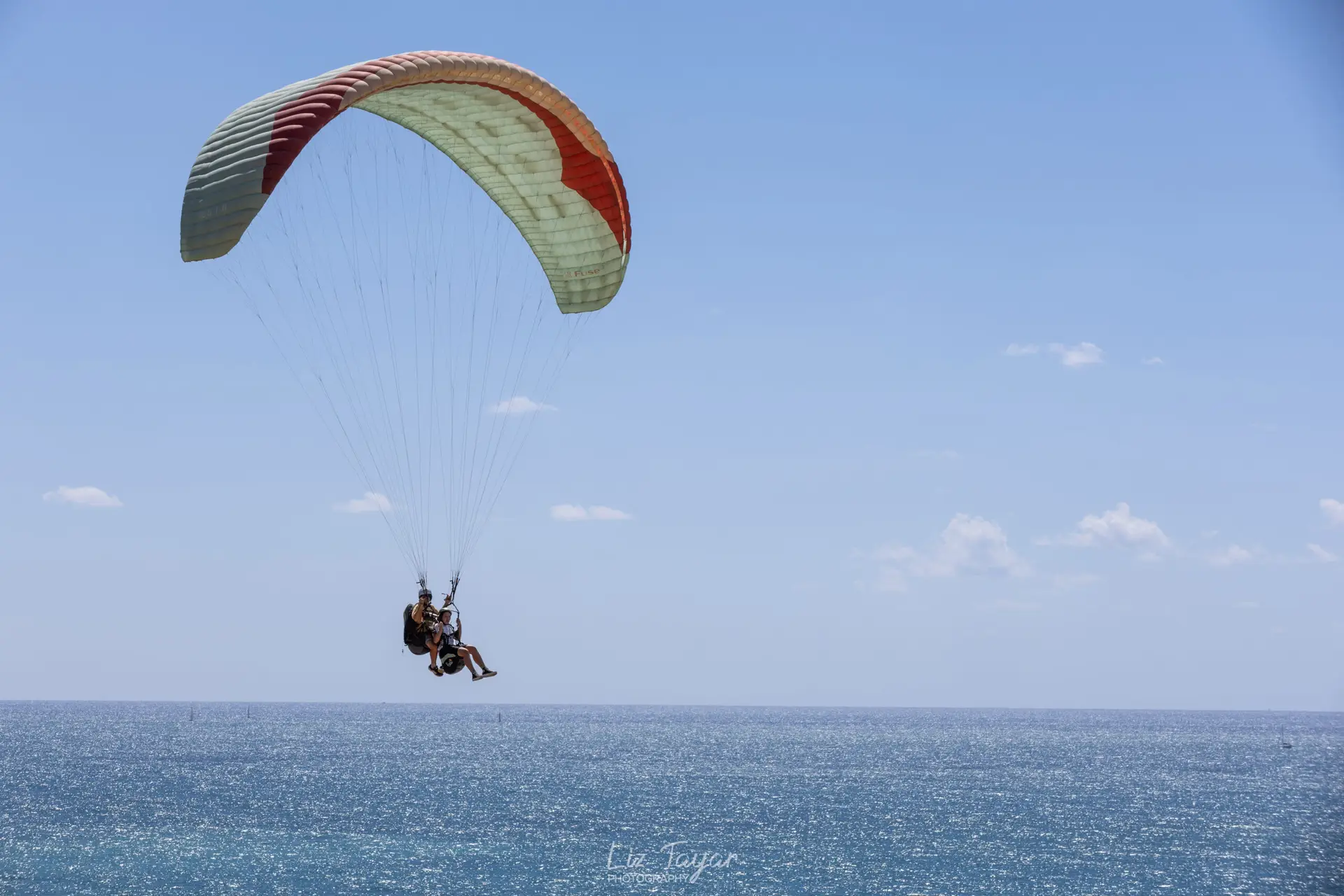 מצנח רחיפה הרצליה של כנפיים מצנחי רחיפה נכנס מדהים לעדשה של צלמת מקצועית ביום מושלם לרחיפה בארסוף
