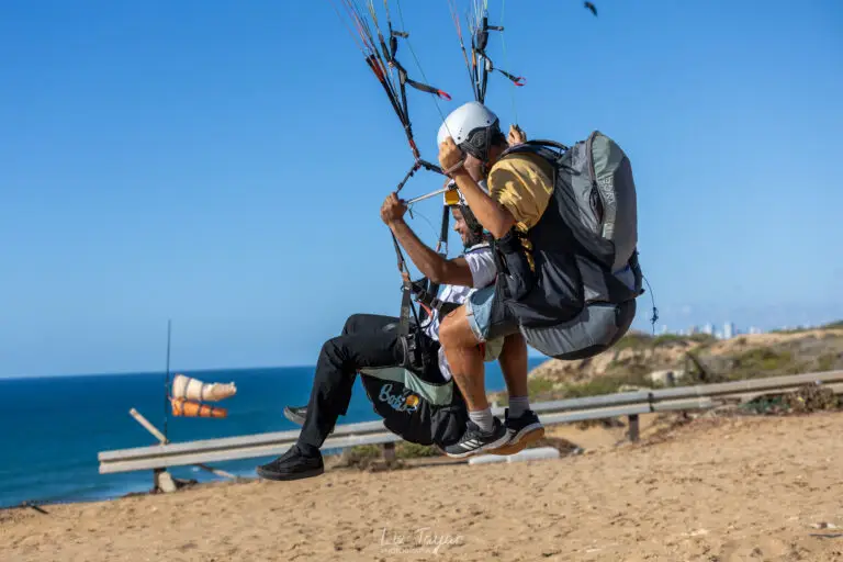 מצנחי רחיפה בנתניה עם כנפיים מצנחי רחיפה ביום יפה